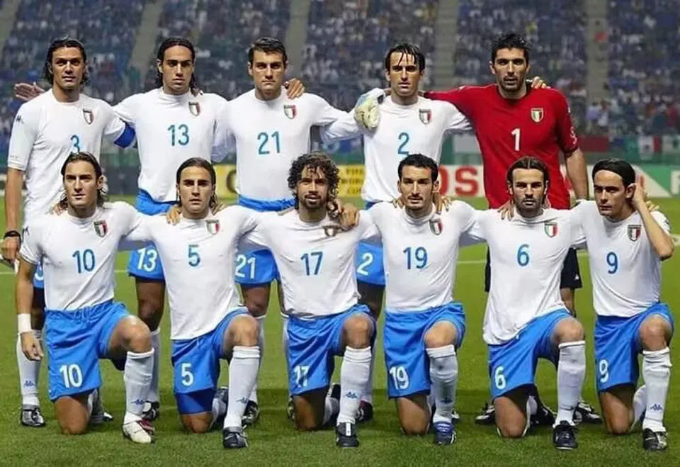 2002 Italy Away White Retro Soccer Jersey Detail 2